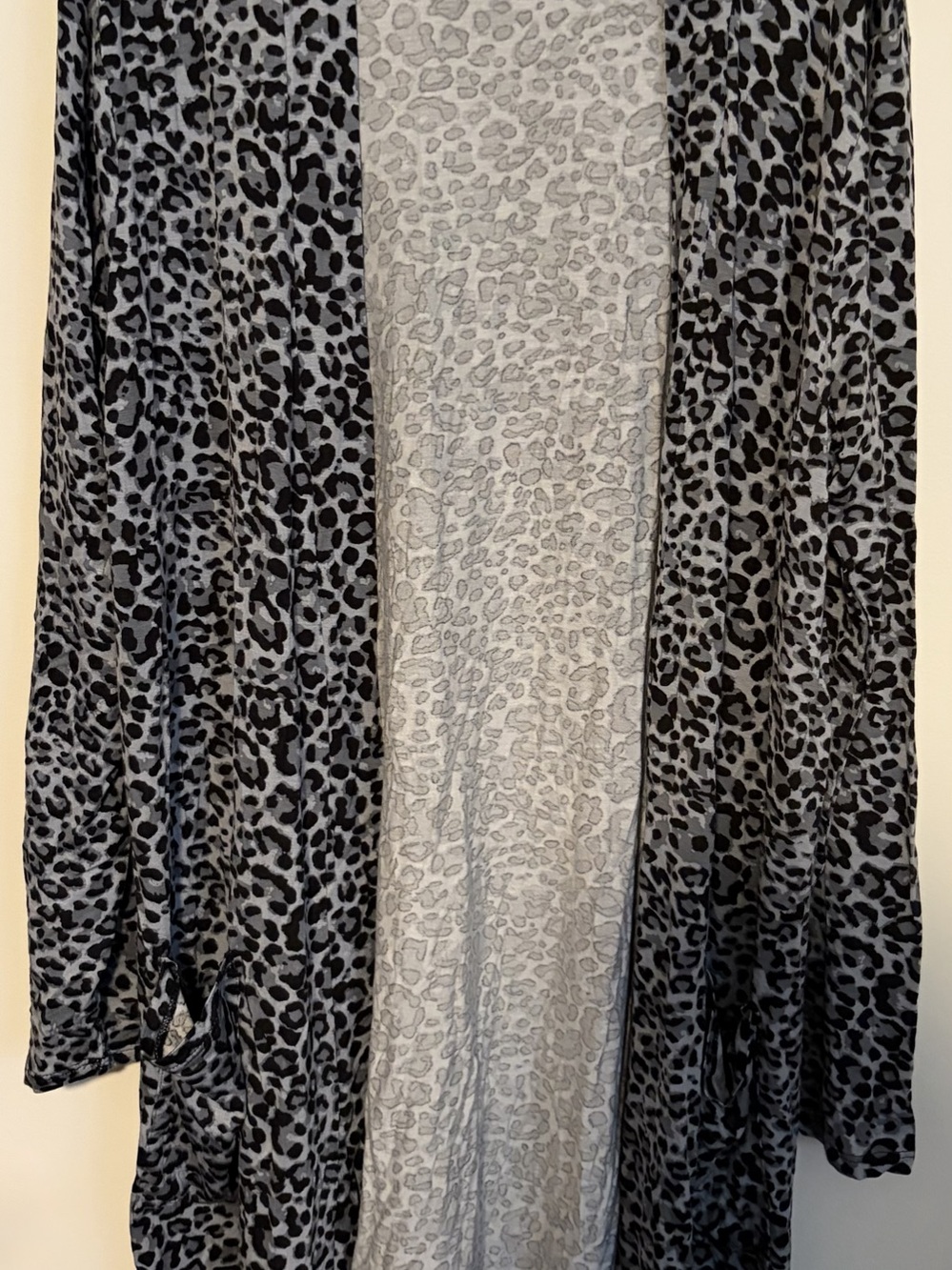 Women’s Mid Leopard Print Cardigan with pockets grey